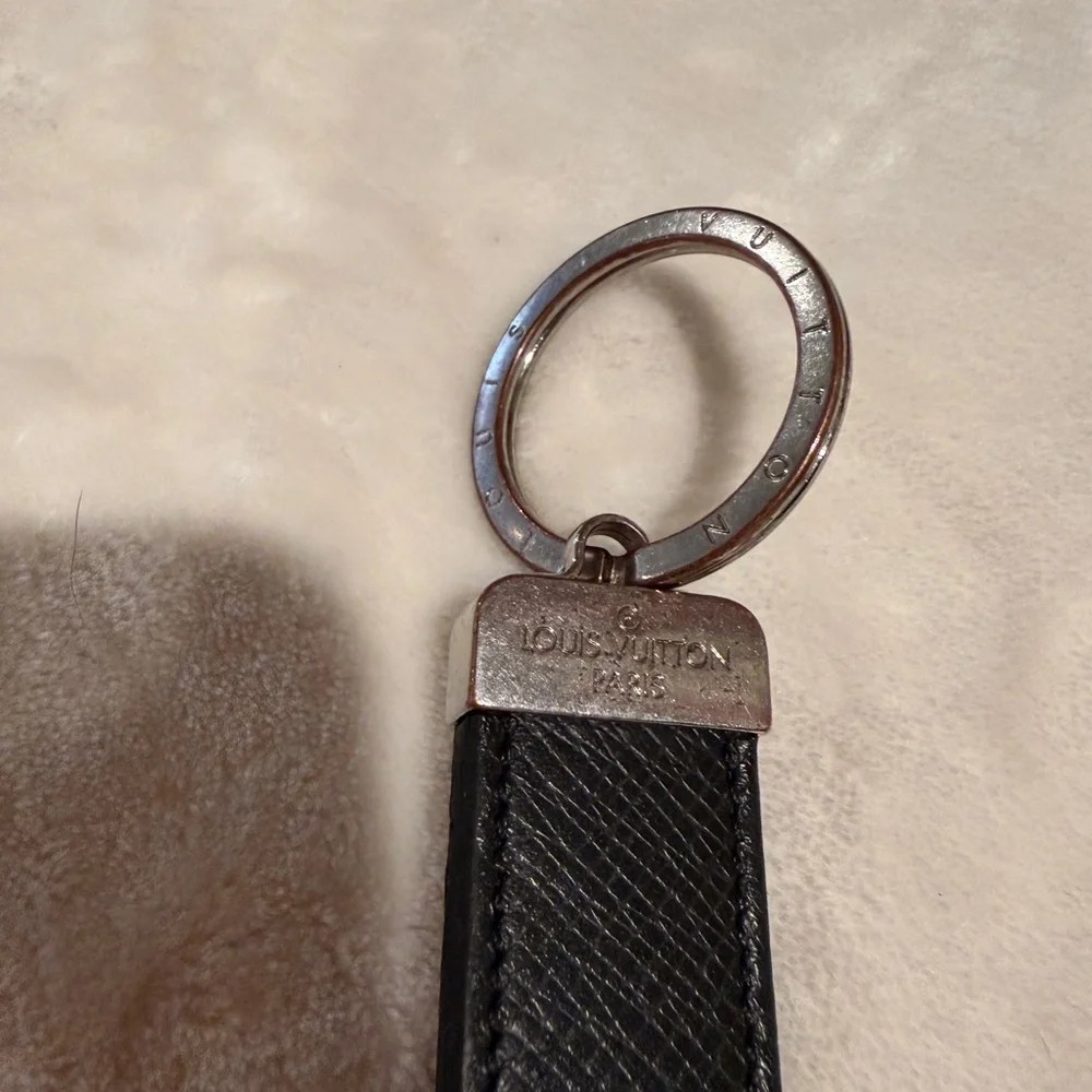Louis Vuitton Taiga Leather Key Holder   Ring Black Silver Tone LV Authentic